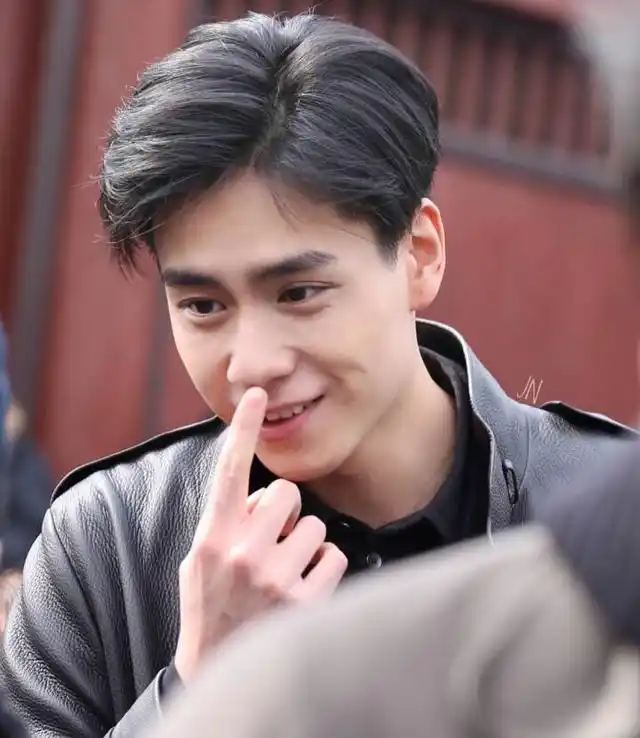 偶遇胡一天,身高赛过吴亦凡,笔尖真的有颗痣,迷妹们心要化了