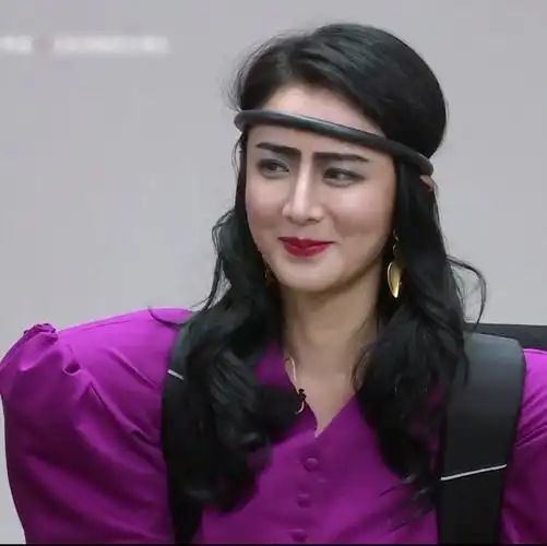 薇娅节目中被水喷脸被迫卸妆后露出真实颜值粉丝看傻眼