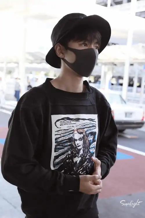 今日份的新鲜凯,一身酷黑look 渔夫帽|渔夫帽|王俊凯|身材_新浪新闻