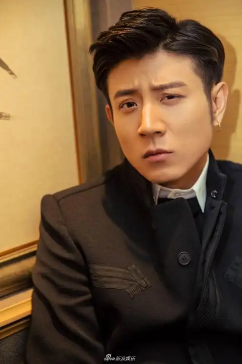 组图:高晓攀复古写真曝光 帅气演绎不羁撩人