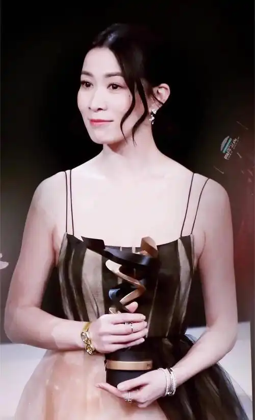 佘诗曼:妩媚动人,唯美清纯写真!_高清图集_新浪网