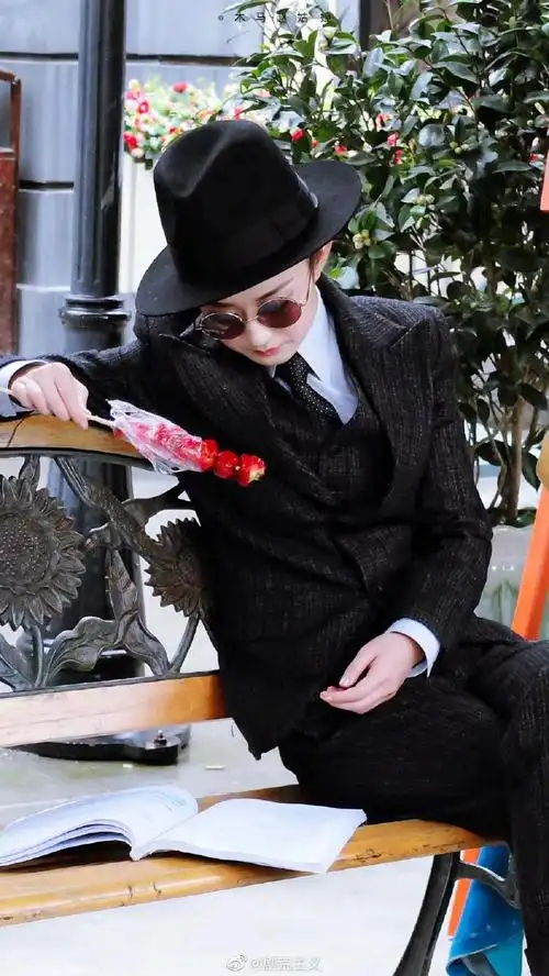 赵丽颖有多爱吃糖葫芦##赵丽颖糖葫芦自拍梦回陆贞传奇