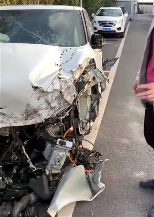 偶遇102万路虎揽胜事故车,发动机,内饰完好无损,a柱还未变形!