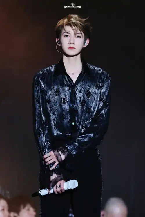 还有舞台看 我真是一个快乐的小女孩 期待大帅哥的舞台@tfboys-王源