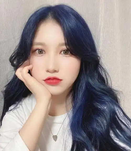 女生染蓝色头发图片染蓝发的女生酷飒十足