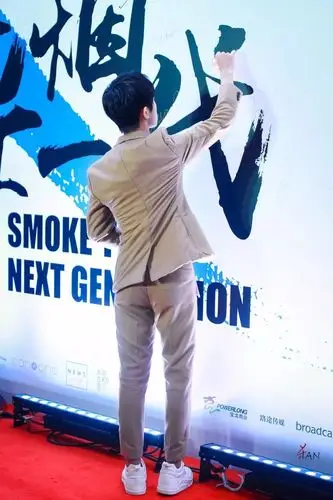 易烊千玺坐在关晓彤旁边合影,空气中弥漫着姐弟的气息