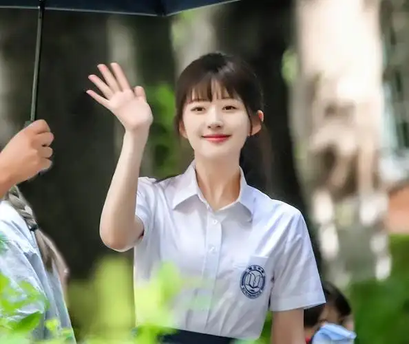 《偷偷藏不住》赵露思校服好可爱!男主白衬衫养眼,桑延换造型了!
