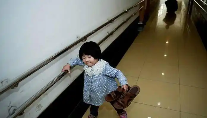 2岁小女孩出车祸没了双腿,妈妈抛下她离家,小小愿望却让人落泪