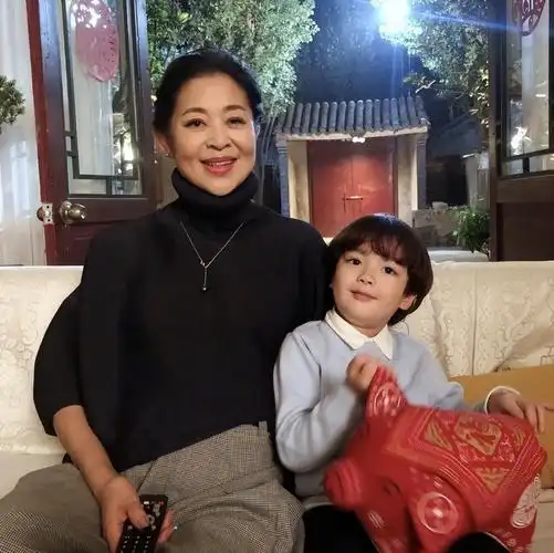 回顾倪萍的儿子虎子艰辛的求医路背后是妈妈的白发和心痛
