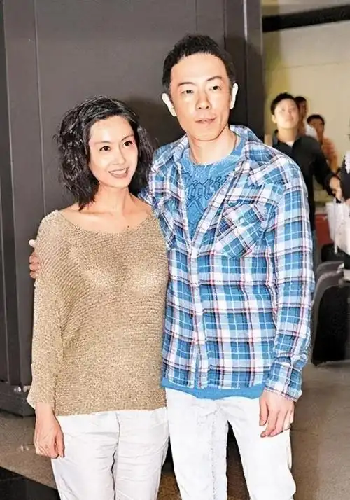 50岁朱茵与老公黄贯中秀恩爱保养极佳气质不减满脸幸福