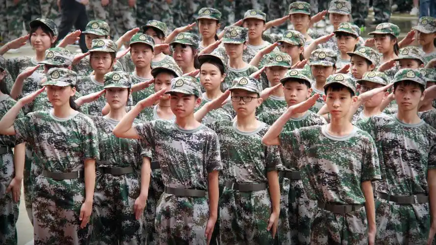 绿色校园 筑梦未来一一南充七中2019级新生军训汇报表演纪实