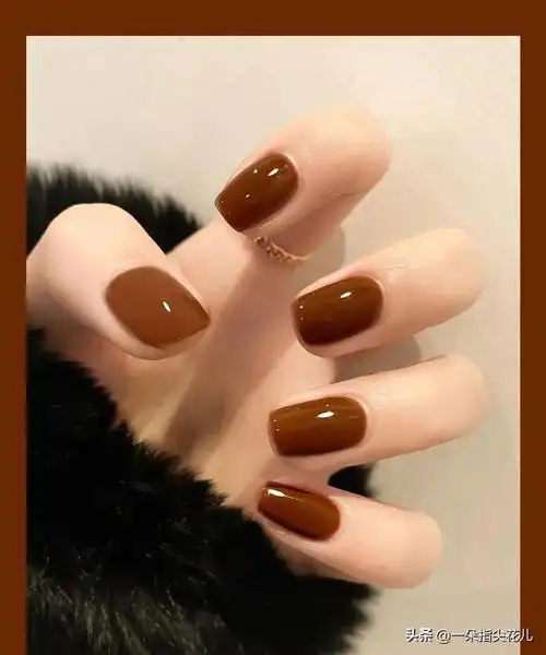 黄皮显手白的美甲颜色(什么颜色的指甲油显得手白)_小强知识网