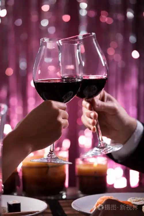 在餐馆里夫妇敬酒酒杯