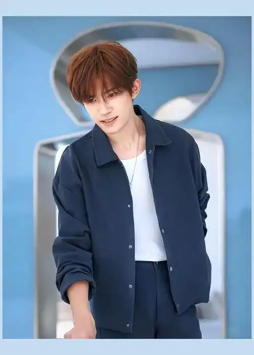 电影火得一塌糊涂的时候,不小心还让大家都看到了易烊千玺的真实身高