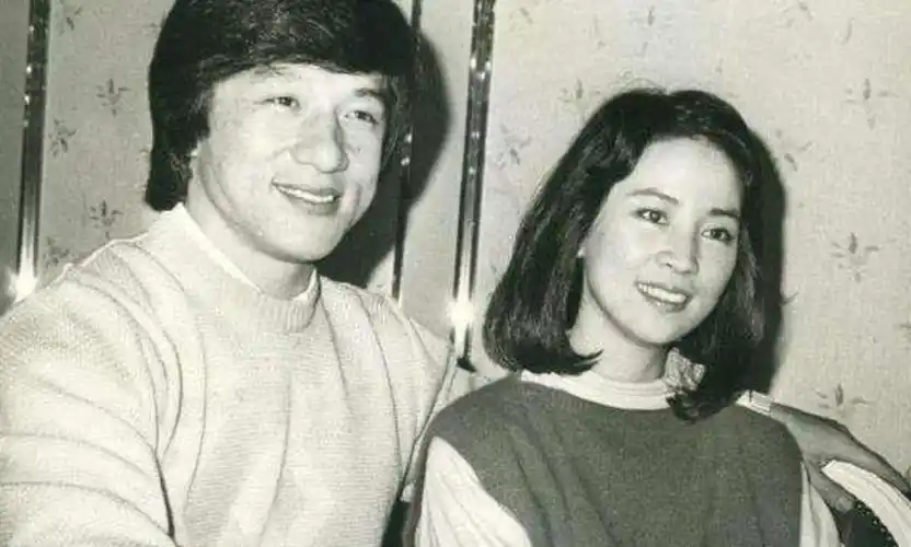 白发,眼神无光,成龙现状令人唏嘘,但还有更糟糕的事情正在发生