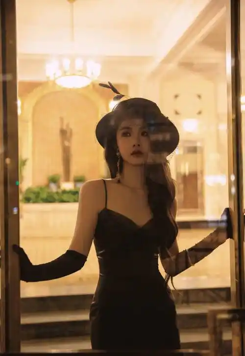 明星写真:喻言黑色吊带抹胸晚礼长裙复古美照,五官精致身材婀娜_欧美