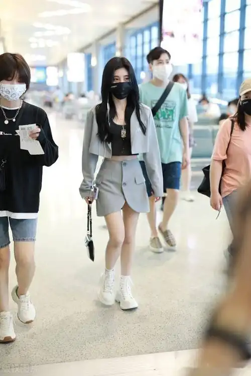 2021年6月30日,上海,鞠婧祎现身机场.