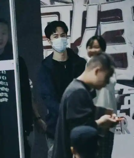 原创有翡公开赵丽颖王一博情侣戏码两人亲密拥抱网友说像母子