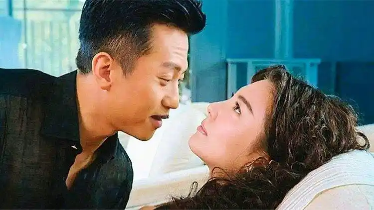 邓超拍戏时把张雨绮压在沙发上,谁注意到他手的位置?细节见人品