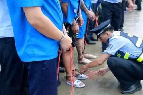 大场面乡镇敲诈勒索上百名货车司机的涉恶团伙被端押解现场震撼人心