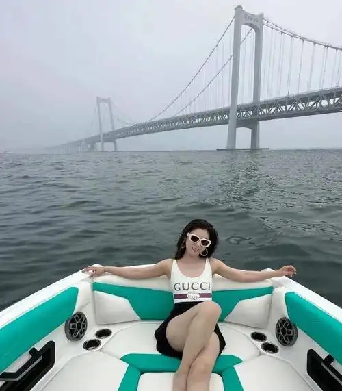 冲浪夫妇李小萌王雷白色连体泳衣大波浪身材吸睛幸福度满分