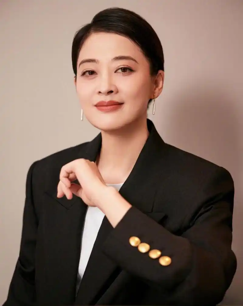 梅婷最新造型,端庄,大气,高贵,优雅,真的是太美,太漂亮了!