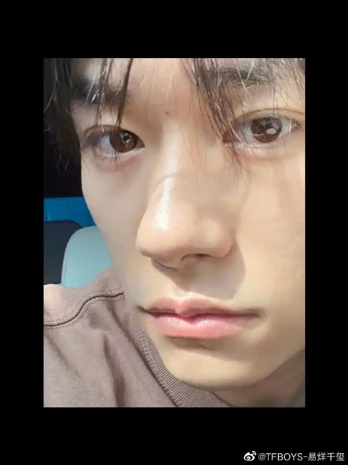 易烊千玺晒自拍 上镜颜值超能打