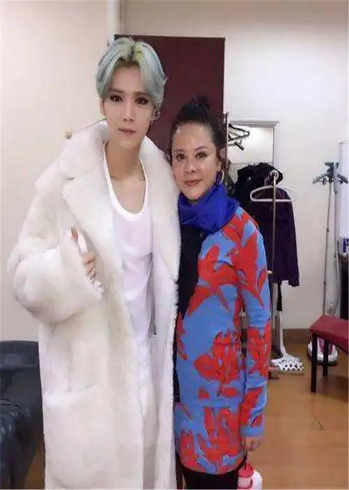 明星的妈妈长啥样躲过了关晓彤妈妈看到鹿晗妈妈像极了一家人