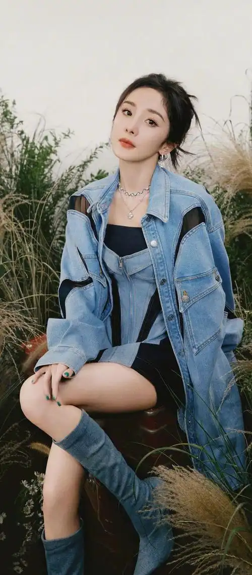 杨幂唯美写真靛蓝牛仔套装甜美中带点性感慵懒间不缺时尚