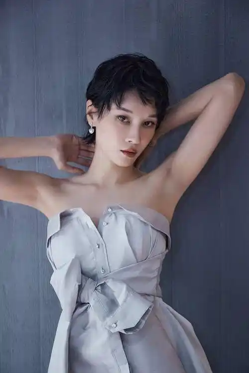 张蓝心现身大学生电影节楚楚动人穿白色拼接礼服秀精致锁骨