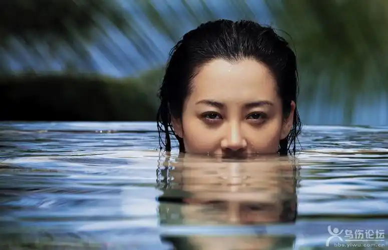 许晴湿身秀美背