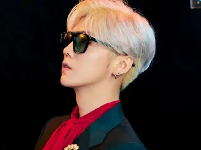 鹿晗染白发出席活动,五官精致成漫画王子,好帅