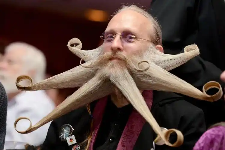 六角须的爷爷留须的原因倒是挺明白的,是为了参加外国一场长胡须比赛