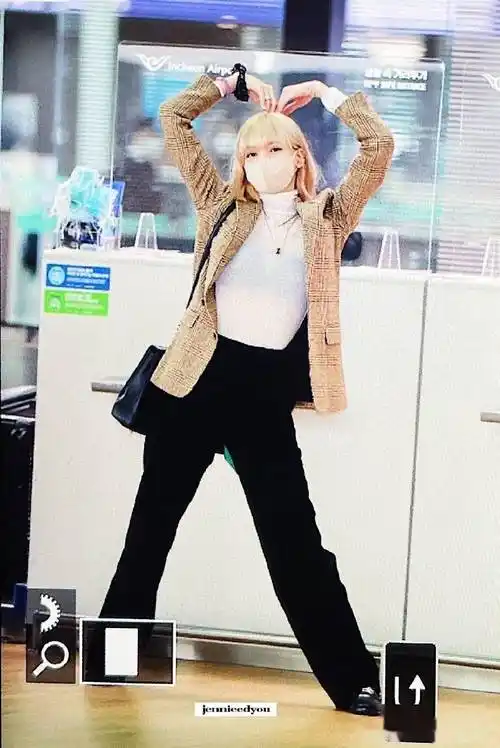lisa新冠痊愈后金发造型现身机场 对粉丝比心元气活泼_仁川_金色_镜头