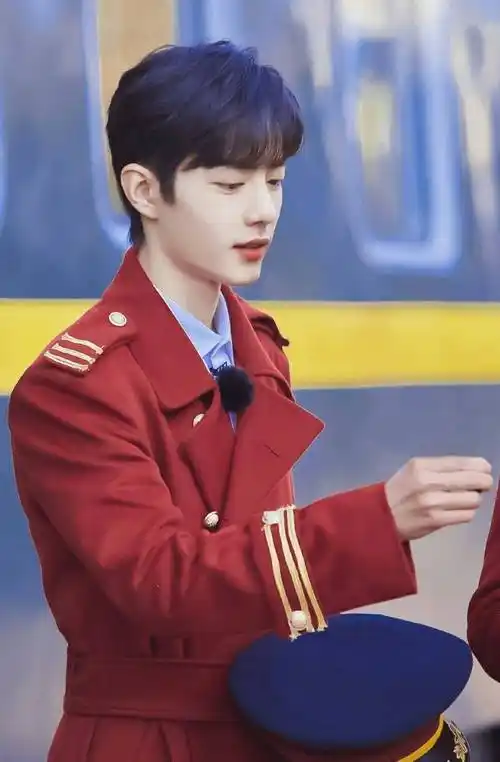 肖战说自己从没演过反派,看到他罕见抽烟照,网友:眼神太a了!