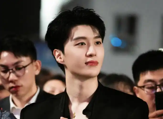 范丞丞资源咖争议,发视频回应引众议