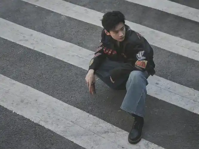 白敬亭街头氛围感白敬亭街边随意拍的氛围感满满呀