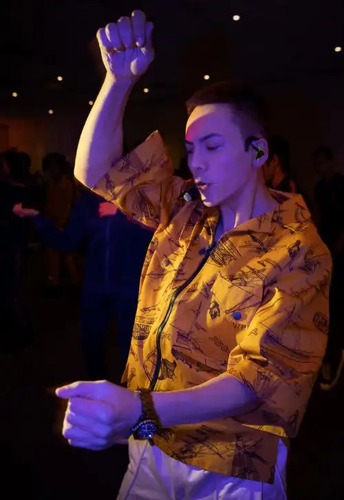 陈伟霆江苏卫视跨年演唱会帅气图片