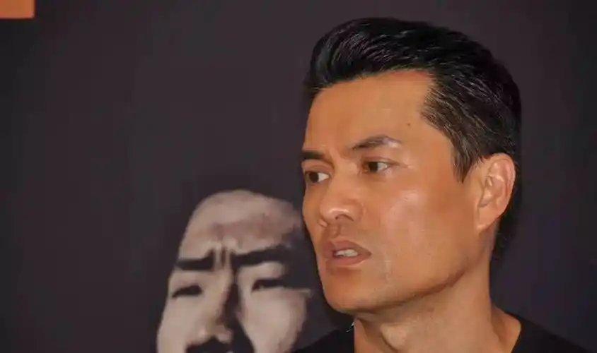 员训练班第6期出道,与83版《神雕侠侣》小龙女陈玉莲同班,晚周润发3期