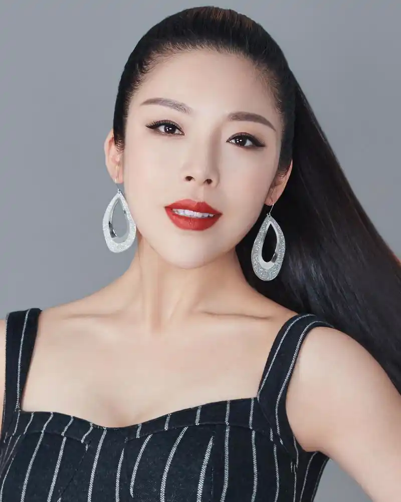 深圳卫视歌手来了铁肺女王胡艾莲受邀参加快来直播启动仪式新闻发布会