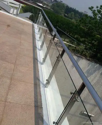 玻璃不锈钢护栏结构一般分为主导,栏杆,主杆经常被称为主管(例如,楼梯