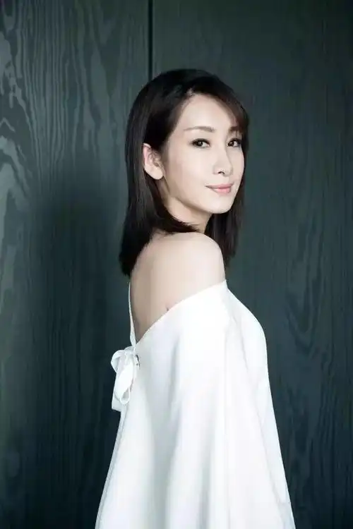 确实,她也是娱乐圈为数不多,单眼皮也很美的女星,她就是秦海璐!