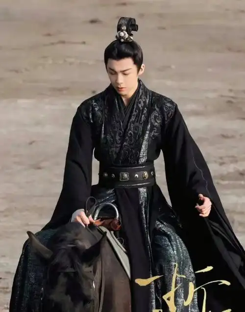 这次他的新剧折腰,从路透看来,刘宇宁真的好帅呀,古装扮相的他看起来