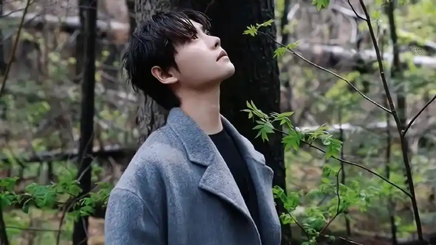 氛围感# 
前半段随便剪剪～有种拍时尚杂志的感觉哈哈哈@肖宇梁rainco