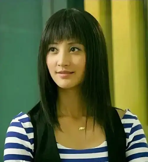 年轻时的张歆艺长相干净清新,不像现在脸上有些浮肿.