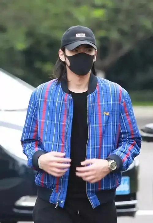 吴亦凡变壮了丸子头长发更个性