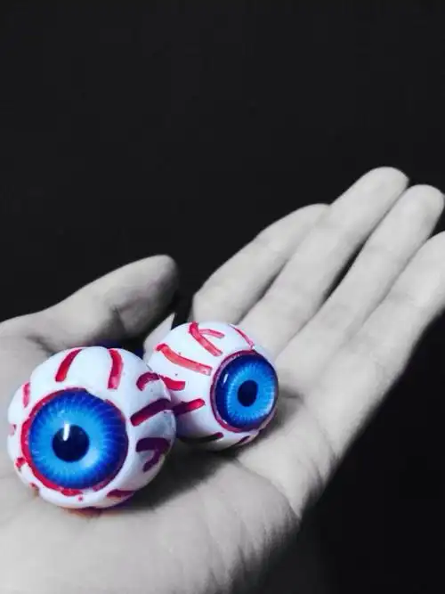 眼珠子挖出来给你