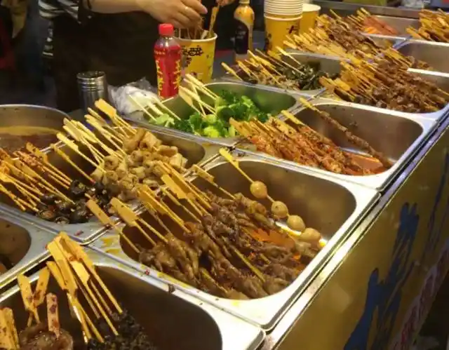 男子在街边卖这种小吃,只有晚上才出来摆摊,白天想吃都买不到