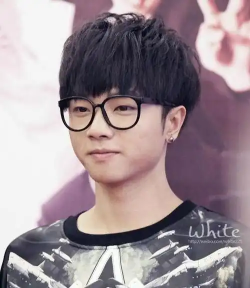 华晨宇疑似整容当年可爱的包子脸变成如今的刘梓晨锥子脸