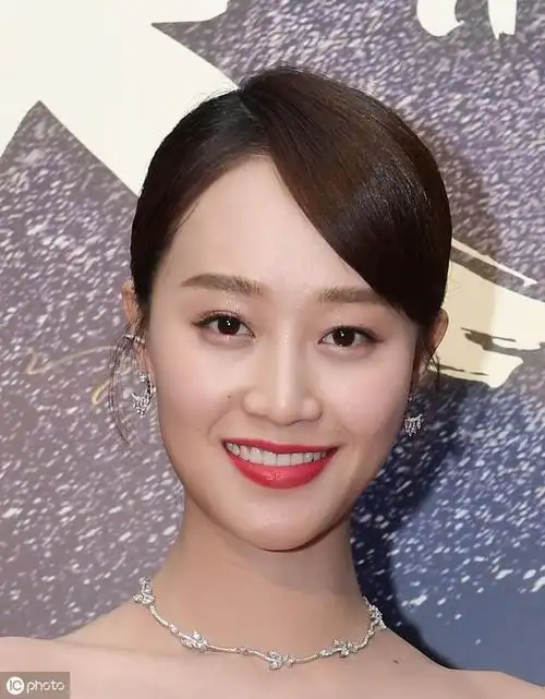 蓝盈莹近几年的照片,图6的笑容很妩媚